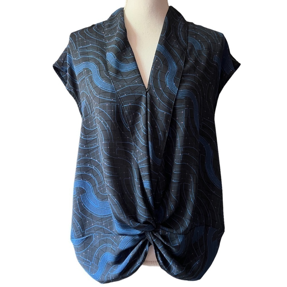 TROUVÉ WOMENS SLEEVELESS BLUE & BLACK PATTERN BLOUSE SIZE MEDIUM